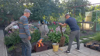 Ради мечты продал бизнес, квартиру с машиной и переехал с отцом в деревню: сводим концы с концами - но вот в чем нашли счастье