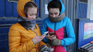 Рязанским школьникам запретили использовать телефоны на уроках