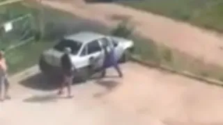 Видео: в Сапожке фельдшер атаковала с топором машину, владельцу автомобиля досталось обухом по голове