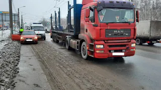 На Московском шоссе водитель грузовика подрезал легковушку