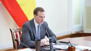 Павел Малков распорядился решить проблему со стихийной парковкой фур в Карцеве