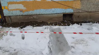 Еще один инцидент: на улице Дзержинского на людей упал лед с крыши