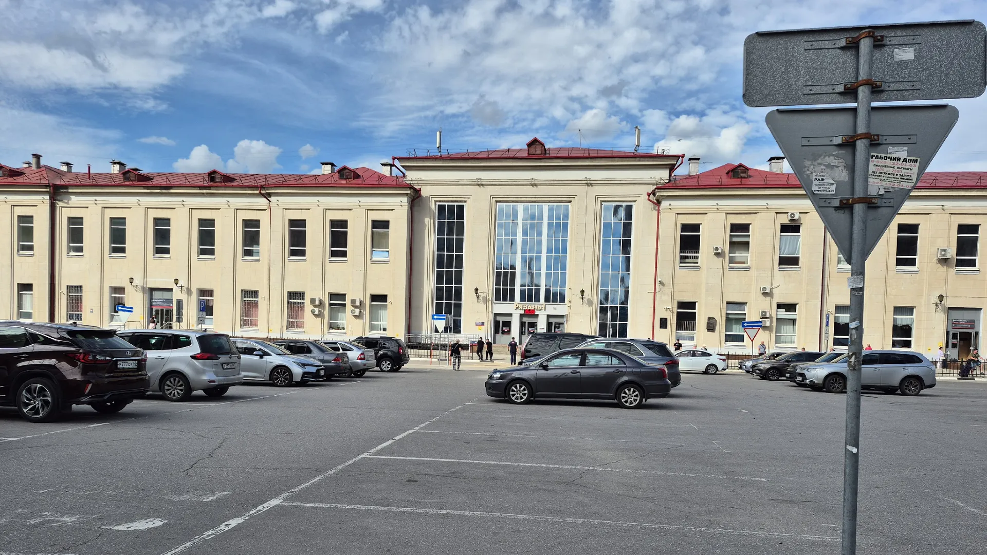Суд обязал убрать платную парковку у вокзала в Рязани: соглашение признали незаконным