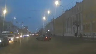 На Первомайском проспекте в Рязани водитель решил «подрифтить» и вылетел на тротуар