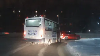 В сети появилось видео опасных маневров на дороге в Рязани