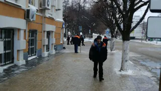 Спасение городской администрации из ледяного плена: почти десять дворников долбят лед
