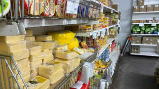 Модный протеиновый сыр из «Дикси» — решила проверить популярный продукт: сравниваю нарезку и кусок
