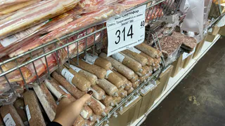 Цены в «Светофоре» снова снизились, и я не могу понять, почему: взяла шейку Нежную за 411 руб/кг и получила второй кусок в подарок