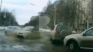Нелепая авария: в Канищеве легковушка столкнулась с машиной ДПС
