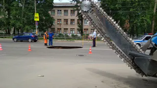 Очередной провал асфальта. На улице Островского образовалась яма