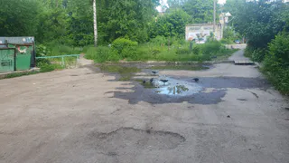  «Грунт размоет, асфальт провалится»: в Рязани вода начала бить из-под асфальта