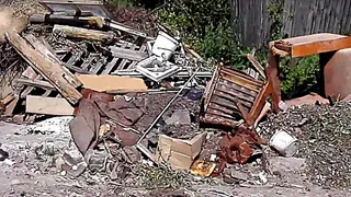 В Рязани в 3-м Новопавловском проезде образовалась стихийная свалка мусора. Видео