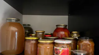 1 резинка - и любая заклинившая банку открывается за 5 секунд: без лишних усилий и поломанных ногтей