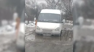 В Рыбном Газель попала в "капкан" на дороге