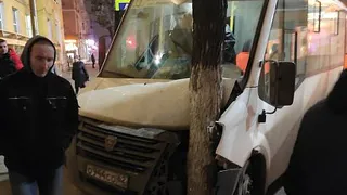 Маршрутка влетела в дерево на Театральной площади