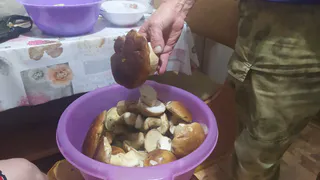 Близкий родственник рыжика - плотный, сладкий и мясистый: грибники его не собирают, а зря