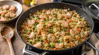 Кускус с креветками готовят в одной сковороде за полчаса: почему морепродукты сначала обжаривают, а затем убирают до самого финала