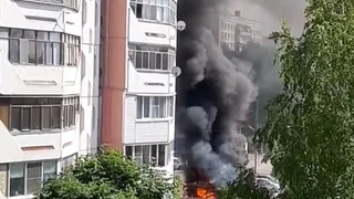 В Рязани на парковке у многоэтажки загорелись машины
