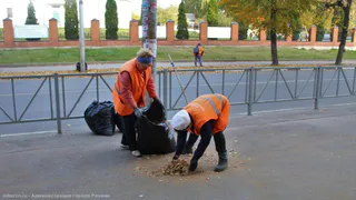 В перчатках и с метлой: продолжается уборка городских улиц