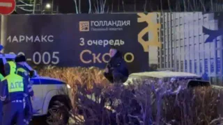 В Рязани молодой человек залез на капот и позировал на фоне полицейских и разбившегося авто