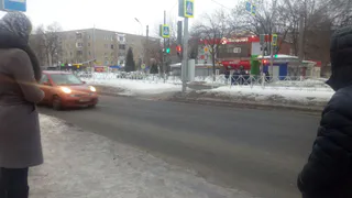 Светофор на Черновицкой наконец-то включили, но местные жители продолжают жаловаться на пешеходный переход