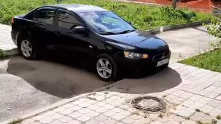 Дело было на пешеходной зоне:  на тротуаре улицы Татарской “застрял” водитель