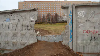 Жители выламывают бетонный забор