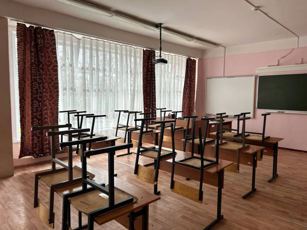 «Капает с потолка»: родители пожаловались на протечки в школе №40