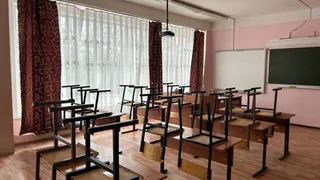«Капает с потолка»: родители пожаловались на протечки в школе №40