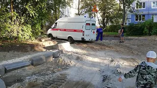 Во дворе в Канищеве застряла вторая скорая подряд
