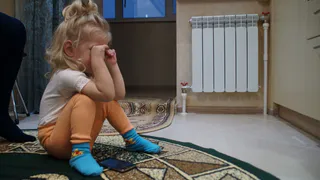 Пьяная мамаша забыла свою полуторагодовалую дочь возле магазина со спиртным....и ушла пить дальше