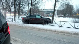 На улице Советской Армии Lada Vesta протаранила ограждение