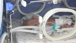 Только пара часов на спасение: рязанские врачи экстренно прооперировали новорожденного малыша