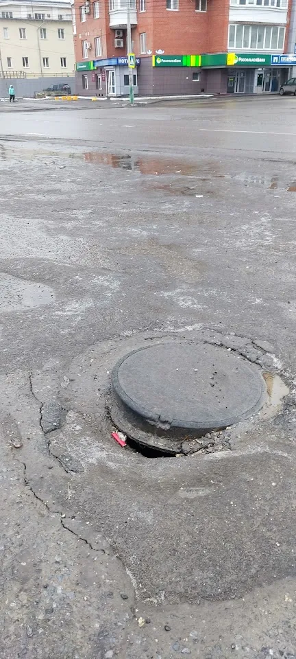 «Ждём, пока кто-то упадёт?»: раскопки в рязанском дворе превратили выход из подъездов в полосу препятствий