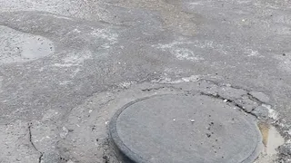 «Ждём, пока кто-то упадёт?»: раскопки в рязанском дворе превратили выход из подъездов в полосу препятствий