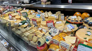 Купила в "Дикси" кусок и нарезку протеинового сыра с томатом и базиликом: сравнила вкус и качество обоих - вот почему их нужно съедать сразу