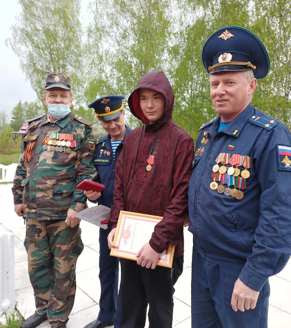 Горела сухая трава: шиловского школьника наградили за тушение пожара