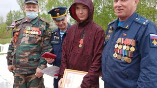 Горела сухая трава: шиловского школьника наградили за тушение пожара