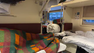 Имеет ли право проводник поезда поднять вас с нижней полки, если пассажир сверху хочет поесть: четкий ответ по регламенту РЖД
