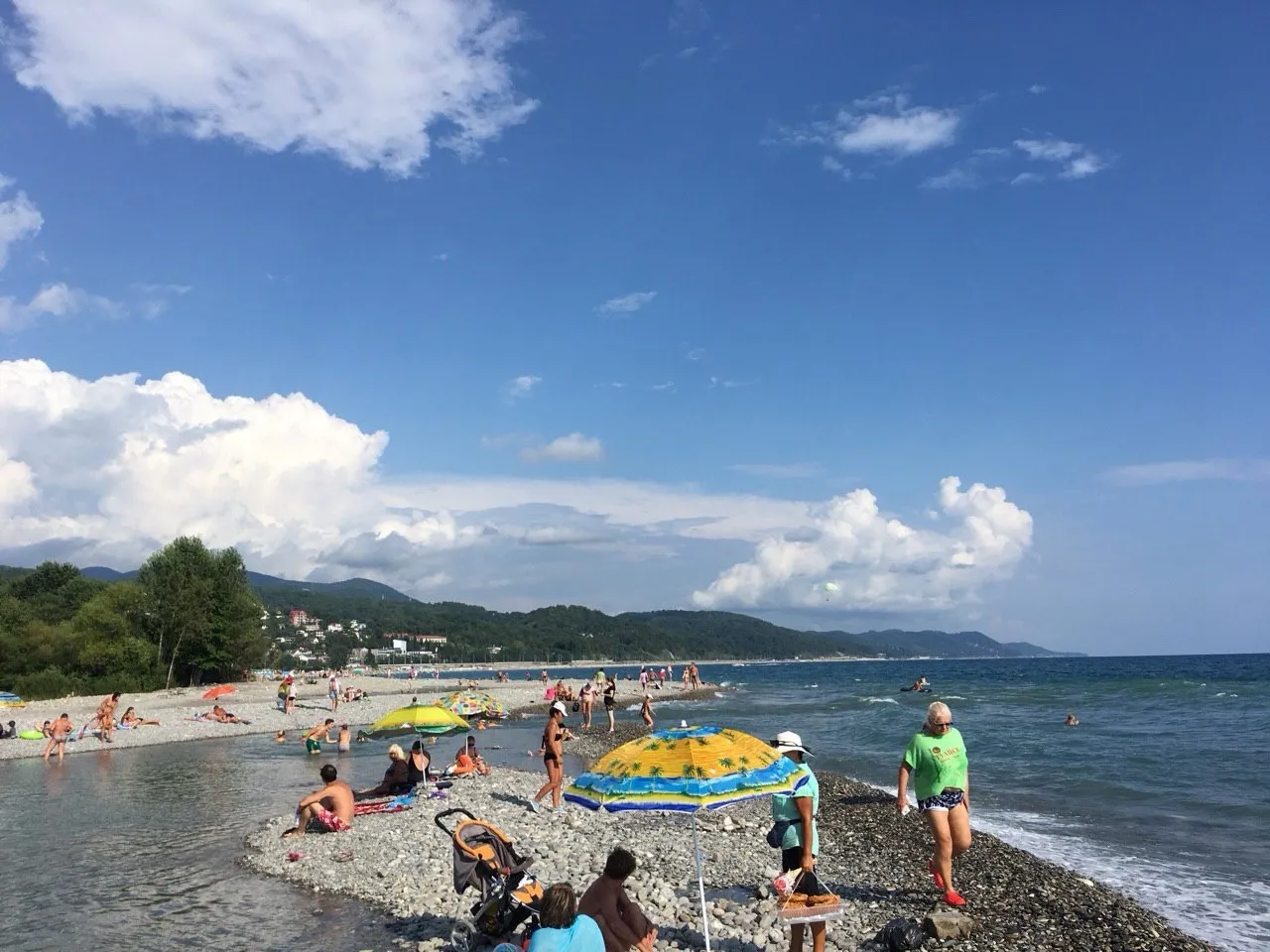 В воду нас не пускают, отпуск испорчен: на пляжах Черного моря ввели полный запрет на купание