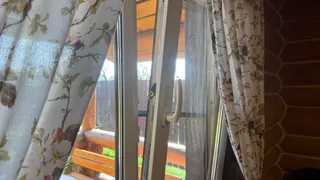 Беру фен и прохожусь с ним по всем окнам в доме: одолел за одну проходку все сквозняки - теперь по дому хожу без тапок