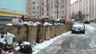 На Зубковой автохамы ежедневно блокируют проезд мусоровозу