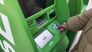 В Рязани банкомат вернул 18-летнему парню деньги, а прохожий забрал их