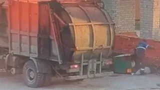 Водитель мусоровоза под Рязанью высыпал отходы из бака на площадку