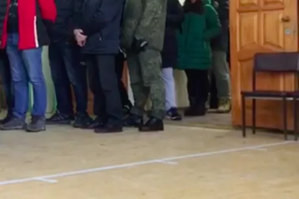 Суровые выборы военных: - Ты отметился? Нет? Ты что дебил?
