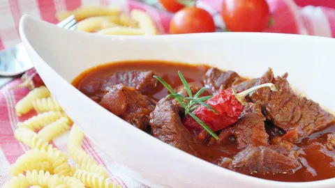 Тот самый гуляш из СССР: шеф-повар раскрыл главный секрет блюда. Мясо тает во рту