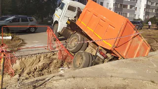 Рязанец заснял на видео провалившийся в яму "КАМАЗ" с песком