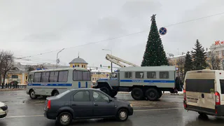 Начали задерживать: на площади Ленина стоят автозаки
