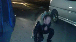 Около Ашана пьяный дрессировщик выгуливает тигренка