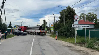 В Скопине женщина на «Джак» протаранила грузовик с трубами